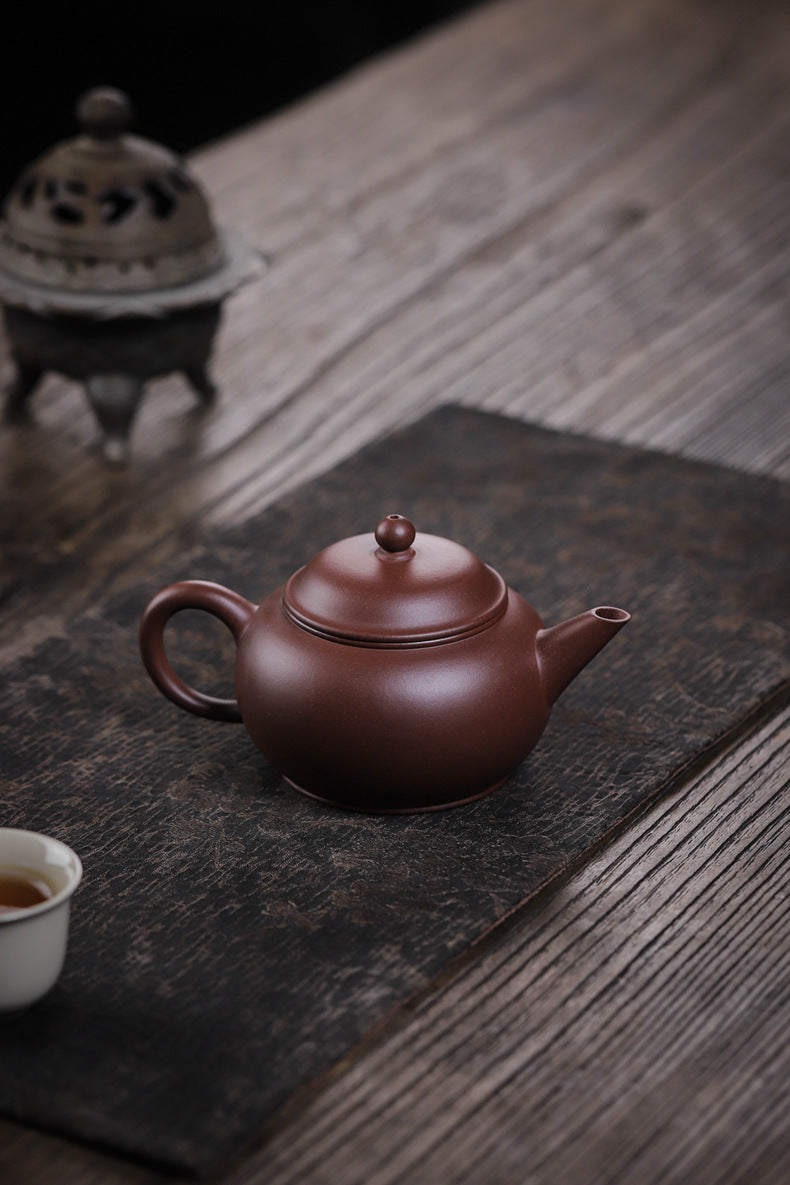 [Chingshui Tang 青水堂] Handmade Yixing Original Ore Purple Zisha Clay Teapot – 260ml Large Shui Ping Teapot with Built-in Filter for Home Brewing