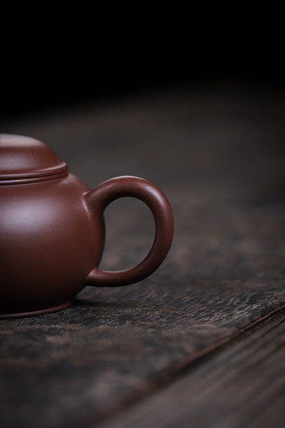 [Chingshui Tang 青水堂] Handmade Yixing Original Ore Purple Zisha Clay Teapot – 260ml Large Shui Ping Teapot with Built-in Filter for Home Brewing