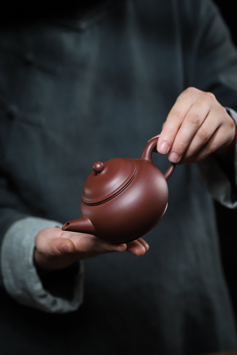 [Chingshui Tang 青水堂] Handmade Yixing Original Ore Purple Zisha Clay Teapot – 260ml Large Shui Ping Teapot with Built-in Filter for Home Brewing