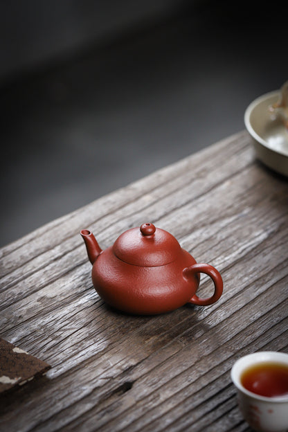 [Chingshui Tang 青水堂] Handmade Yixing Red Zisha Clay Teapot – 120ml Original Ore Zhuni Pear-Shaped Teapot, Handmade Gongfu Tea Teaware for Home Brewing