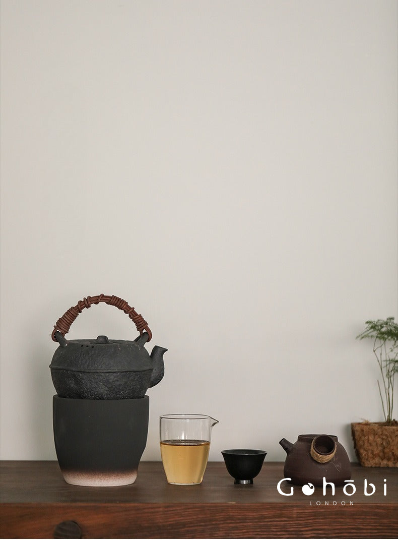 Gohobi Iron-Feeling Black Glaze Teapot – Pure Handmade Dual-Purpose Heat-Resistant Kettle (900ml)