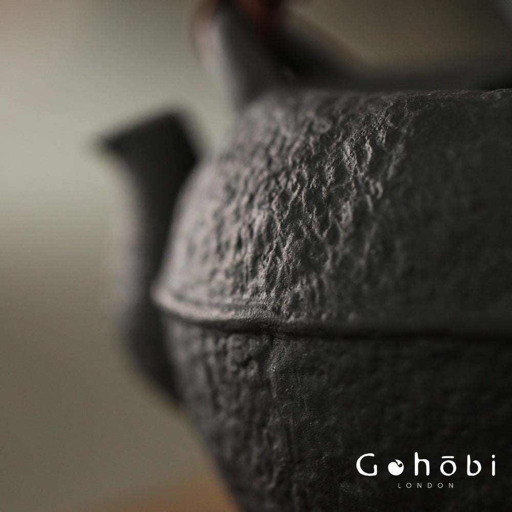 Gohobi Iron-Feeling Black Glaze Teapot – Pure Handmade Dual-Purpose Heat-Resistant Kettle (900ml)