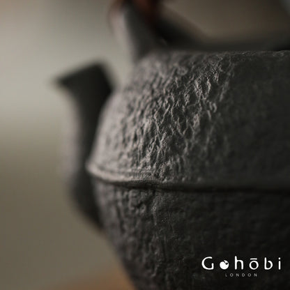 Gohobi Iron-Feeling Black Glaze Teapot – Pure Handmade Dual-Purpose Heat-Resistant Kettle (900ml)