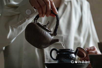 Gohobi Japanese Pottery Rattan-Woven Teapot – Handmade Open Flame Kettle (500ml, 2 Colours)