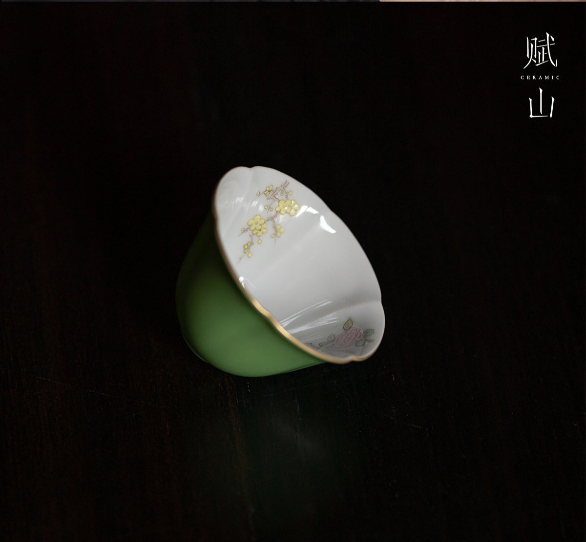 [賦山敘 x Gohobi] “Emerald Blossom” Petal-Shaped Master Cup – Hand-Painted Ceramic Gongfu Tasting Cup with Gold Detailing