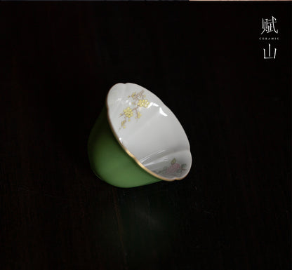 [賦山敘 x Gohobi] “Emerald Blossom” Petal-Shaped Master Cup – Hand-Painted Ceramic Gongfu Tasting Cup with Gold Detailing