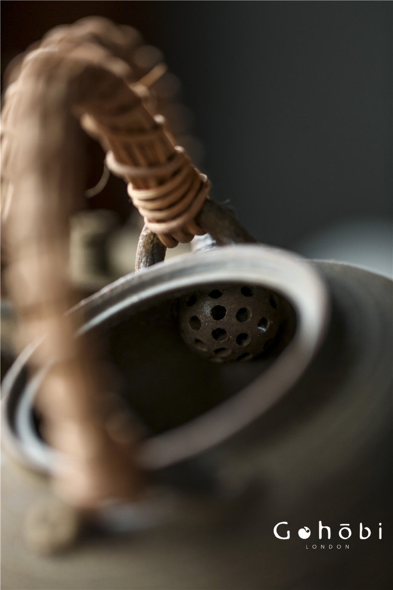 Gohobi Old Rock Mud Charcoal Teapot – Pure Handmade Coarse Pottery Kettle with Bamboo & Copper Beam (600ml)