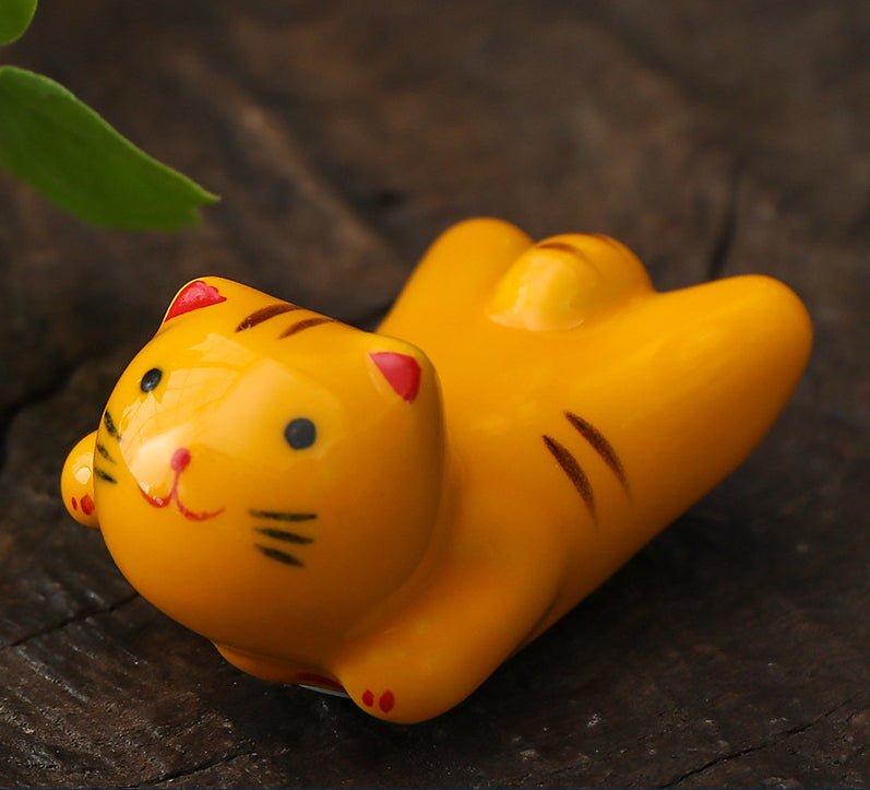 Gohobi Ceramic Front Lying Cat Chopstick Rest