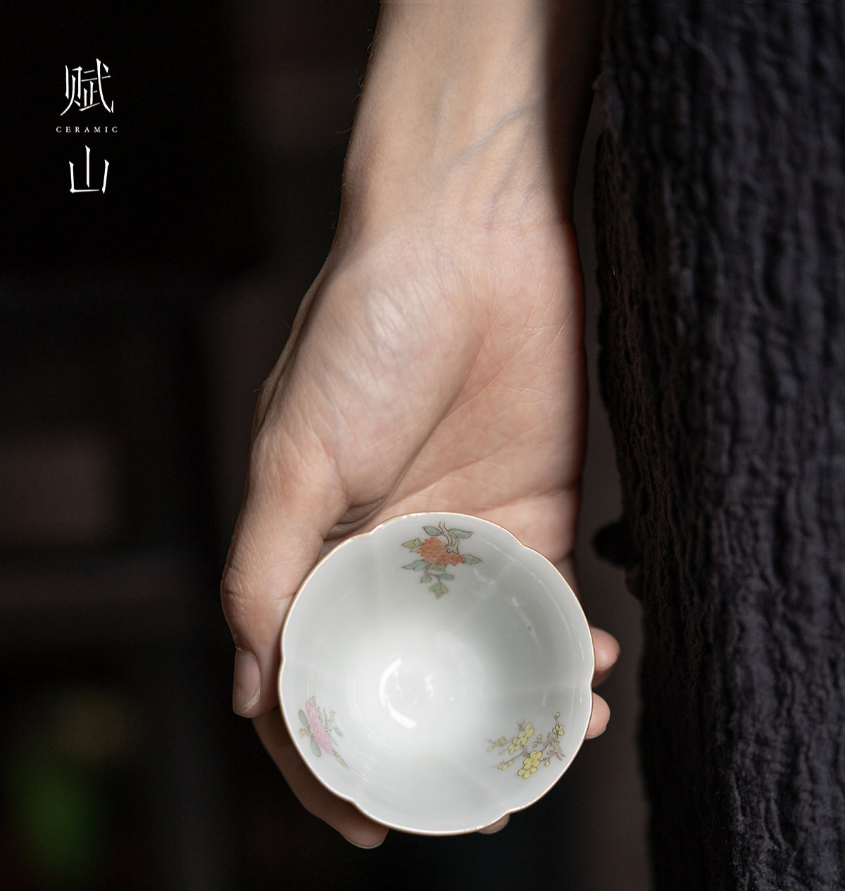 [賦山敘 x Gohobi] “Emerald Blossom” Petal-Shaped Master Cup – Hand-Painted Ceramic Gongfu Tasting Cup with Gold Detailing
