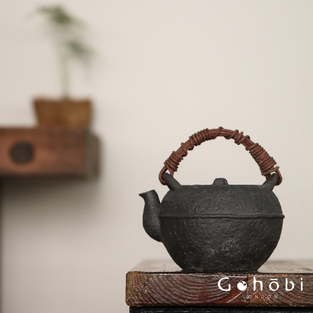 Gohobi Iron-Feeling Black Glaze Teapot – Pure Handmade Dual-Purpose Heat-Resistant Kettle (900ml)