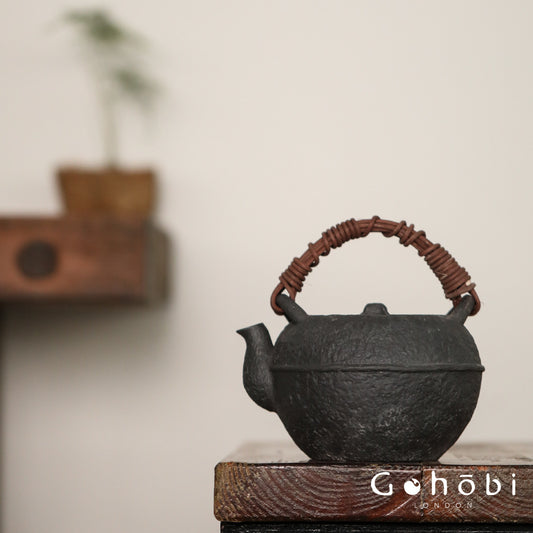 Gohobi Iron-Feeling Black Glaze Teapot – Pure Handmade Dual-Purpose Heat-Resistant Kettle (900ml)