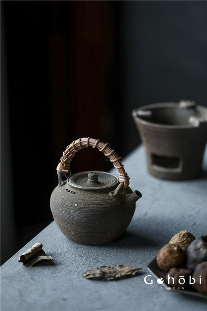 Gohobi Old Rock Mud Charcoal Teapot – Pure Handmade Coarse Pottery Kettle with Bamboo & Copper Beam (600ml)