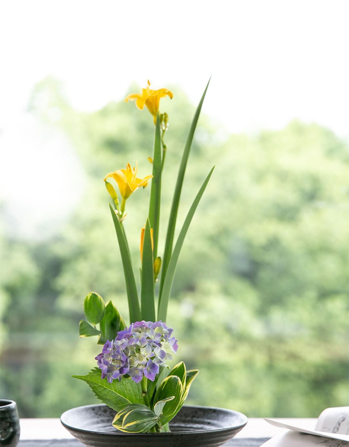 Gohobi Large Ikebana Three-legged Japanese Style Vase 008