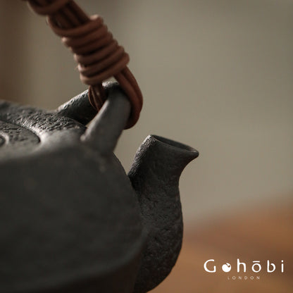 Gohobi Iron-Feeling Black Glaze Teapot – Pure Handmade Dual-Purpose Heat-Resistant Kettle (900ml)