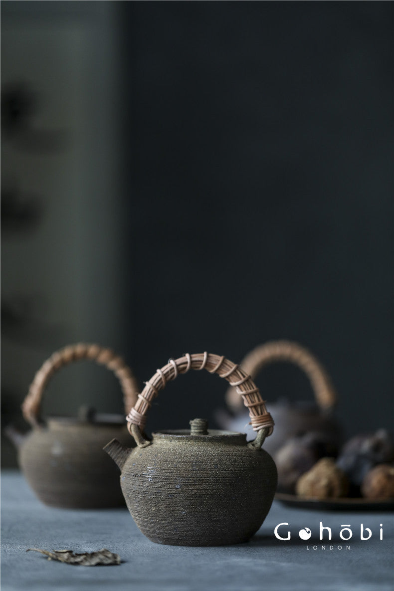 Gohobi Old Rock Mud Charcoal Teapot – Pure Handmade Coarse Pottery Kettle with Bamboo & Copper Beam (600ml)