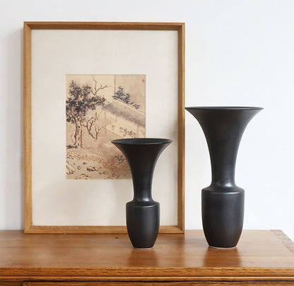 Gohobi Japanese Ikebana Flower Arranger Vase – Minimalist Ceramic Decorative Vessel