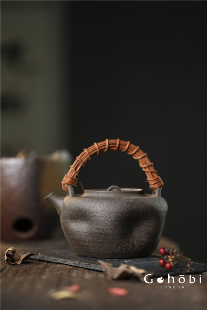 Gohobi Nanbanyaki Fireplace Teapot – Collector’s Wabi-Sabi Beam-Lifted Kettle (800ml)