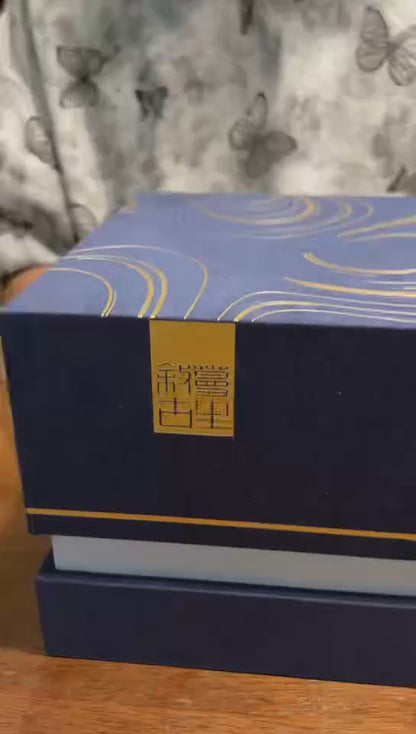 [蔓生敘古x Chingshui Tang] Wood-Fired Kiln Blue and White “Shun” 順 Character Gaiwan – Thin-Walled Porcelain with Silver Rim and Handwritten Calligraphy