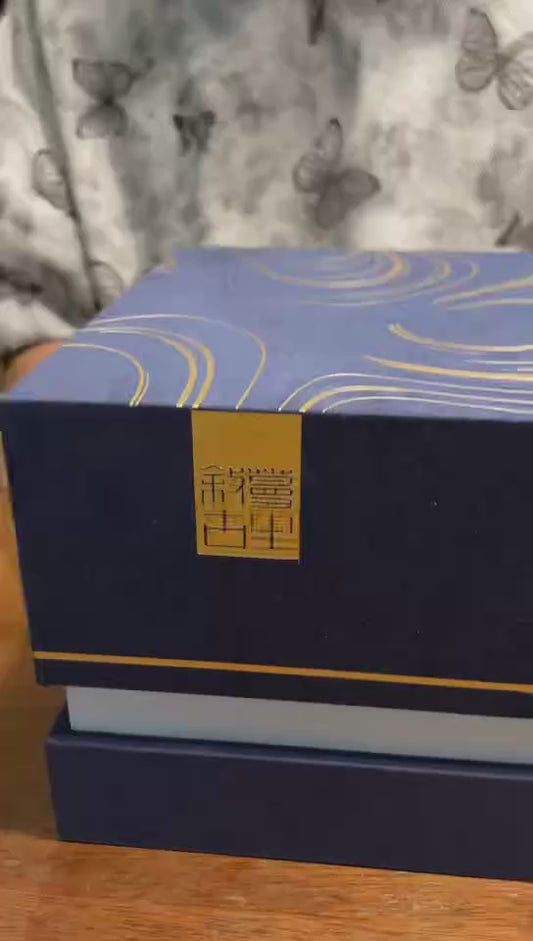 [蔓生敘古x Chingshui Tang] Wood-Fired Kiln Blue and White “Shun” 順 Character Gaiwan – Thin-Walled Porcelain with Silver Rim and Handwritten Calligraphy