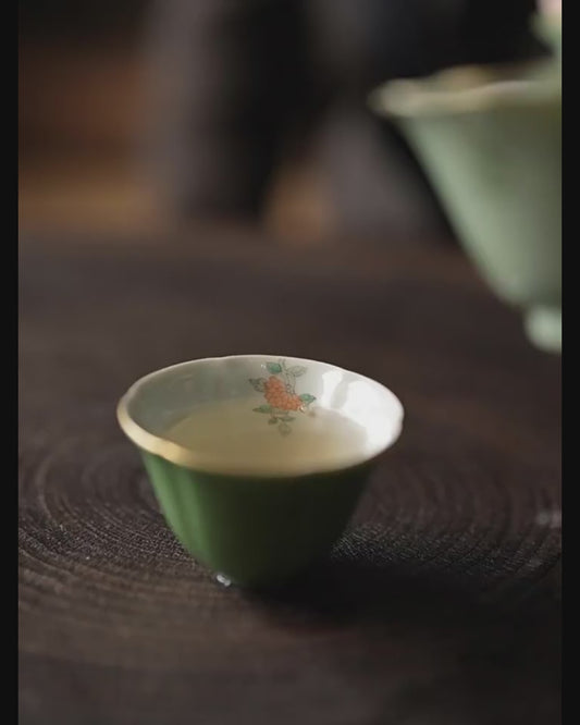 [賦山敘 x Gohobi] “Emerald Blossom” Petal-Shaped Master Cup – Hand-Painted Ceramic Gongfu Tasting Cup with Gold Detailing