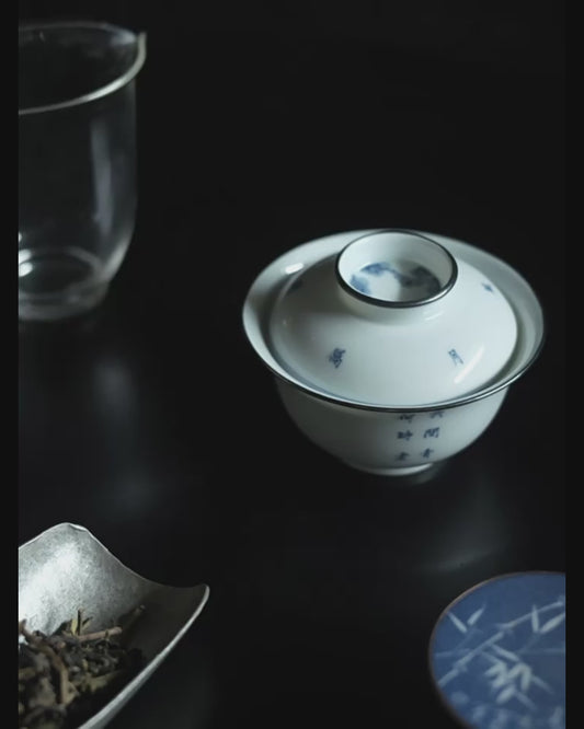 [賦山敘 x Gohobi] “To the Distant Green Hills” Pine & Calligraphy Gaiwan – Hand-Painted Blue and White Ceramic Tea Bowl with Silver Rim & Heat-Resistant Design